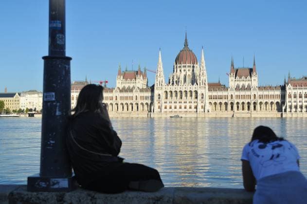 News Themen der Woche KW38 News Bilder des Tages Flooding Of The Danube In Budapest, Hungary People look at the parliament on the bank of the Danube in Budapest, Hungary, as the peak water levels of the Danube are expected to hit. Budapest Hungary  Copyright: xBalintxSzentgallayx originalFilename: szentgallay-flooding240922_np6Ix.jpg