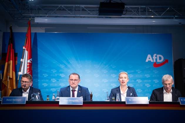 News Themen der Woche KW39 News Bilder des Tages Pressekonferenz Wahlnachlese zum Ausgang der Landtagswahl 2024 in Brandenburg AfD RenÃ Springer, Vorsitzender AfD Brandenburg, Tino Chrupalla und Alice Weidel, Parteivorsitzende AfD, und Hans-Christoph Berndt, Spitzenkandidat zur Landtagswahl in Brandenburg 2024 (von links);Pressekonferenz Wahlnachlese zum Ausgang der Landtagswahl 2024 in Brandenburg AfD , Berlin Berlin Deutschland Parteizentrale *** Press conference election review on the outcome of the state election 2024 in Brandenburg AfD RenÃ Springer, Chairman AfD Brandenburg, Tino Chrupalla and Alice Weidel, party chairwomen AfD, and Hans Christoph Berndt, top candidate for the state election in Brandenburg 2024 from left Press conference election review on the outcom