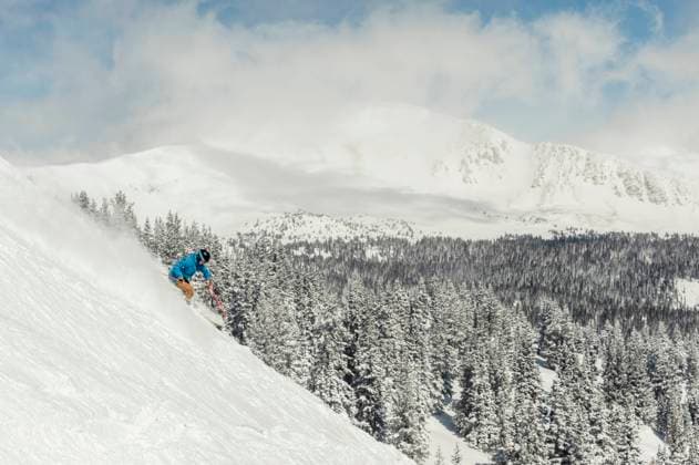 Skier at Monarch Mountain resort skiing powder Monarch, Colorado, United States CR_PEDO240921-1153833-01 ,model released, Symbolfoto