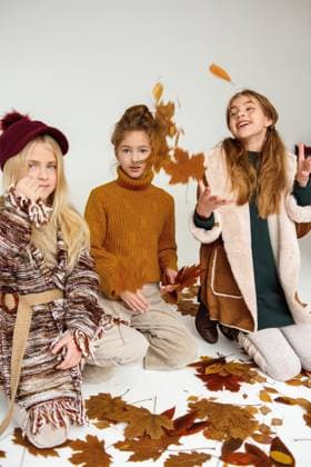 IMAGO Creative, Jahreszeit Herbst, Ferien Two teenage girls collecting autumn leaves. Minsk, Minsk Region, Belarus CR_YUKI240921-309514-01 ,model released, Symbolfoto