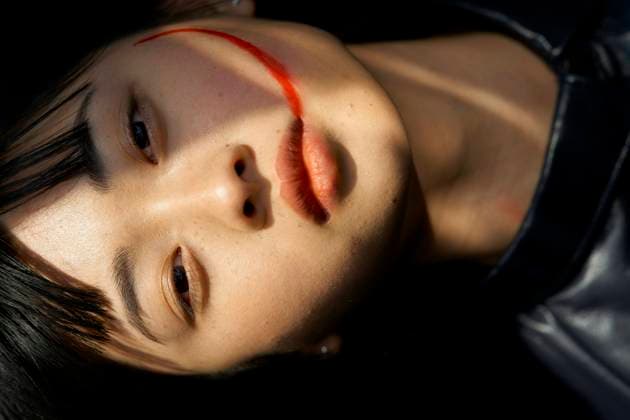 Creative Highlights Symbolfotos Close-up of a person s face with sunlight casting shadows, featuring a distinct red line across the cheek. bola03204 Copyright: xConnectxImagesx ,model released