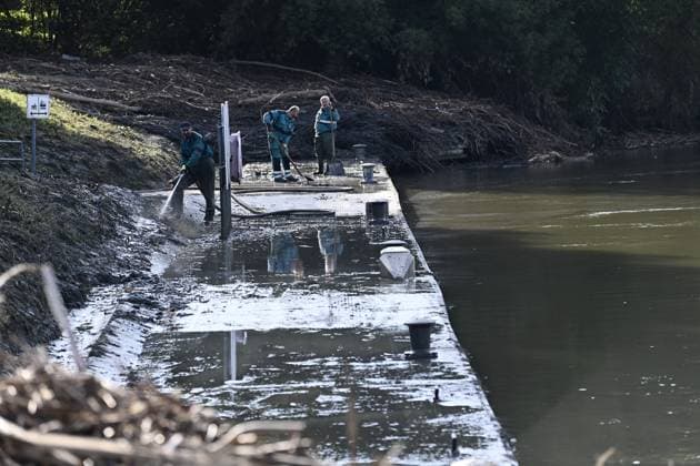 News Themen der Woche KW39 News Bilder des Tages Workers of technical services are cleaning up flood damage at the port flooded by Morava river in Otrokovice, Czech Republic, September 23, 2024. (CTKxPhoto DaliborxGluck) CTKPhotoP2024092302893  CTKPhotoP2024092302893