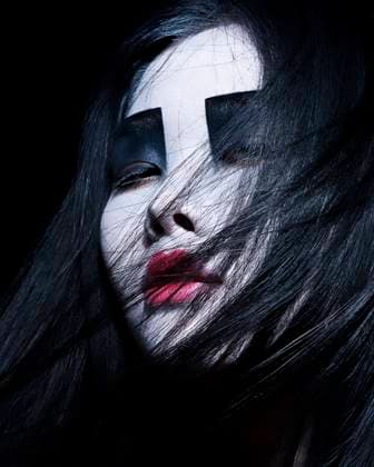 Creative Highlights Symbolfotos Close-up of a woman with dramatic black and white makeup and vibrant red lips, partially obscured by flowing dark hair. krst00252 Copyright: xConnectxImagesx ,model released