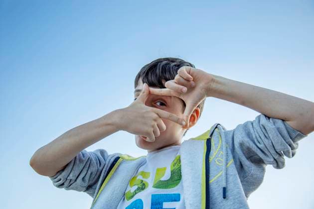Creative Highlights Symbolfotos boy making a photo frame with hands against blue sky background Çe?me, ?zmir, Türkiye R_THNZ240919-1545102-01 ,model released, Symbolfoto