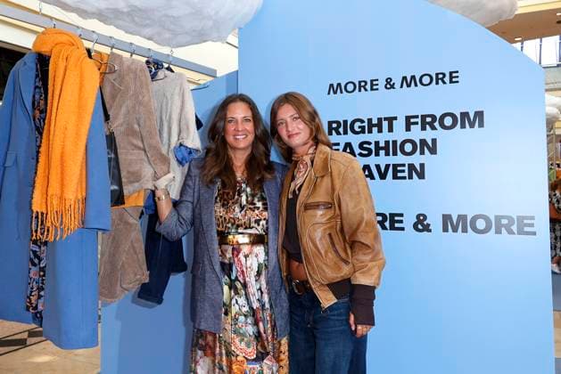 Entertainment Themen der Woche KW39 Dana Schweiger mit ihrer Tochter Lilli Schweiger beim Start der Fashion Days im Alstertaler Einkaufszentum am 23.09.2024 in Hamburg. Unter dem Motto Hyped in Heaven, dropped in Fall, dreht sich 2 Wochen lang in der groessten Shopping Mall Norddeutschlands alles um die Mode. Dana & Lilli Schweiger eroeffnen die Fashion Days im Hamburger AEZ *** Dana Schweiger with her daughter Lilli Schweiger at the start of the Fashion Days in the Alstertal shopping center on 23 09 2024 in Hamburg Under the motto Hyped in Heaven, dropped in Fall, everything revolves around fashion for 2 weeks in the largest shopping mall in northern Germany Dana Lilli Schweiger open the Fashion Days in Hamburgs AEZ 