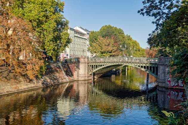 Admiralsbrücke in Kreuzberg, Landwehrkanal, Spätsommer, Berlin Admiralsbrücke in Kreuzberg, Landwehrkanal, Altweibersommer, Berlin *** Admirals Bridge in Kreuzberg, Landwehr Canal, late summer, Berlin Admirals Bridge in Kreuzberg, Landwehr Canal, Indian summer, Berlin