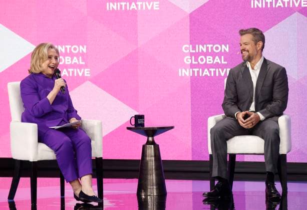 Bilder des Jahres 2024, Entertainment 09 September Entertainment Themen der Woche KW39 Entertainment Bilder des Tages Former United States Secretary of State Hillary Clinton speaks with actor Matt Damon at the Clinton Global Initiative 2024 at the New York Hilton Midtown in New York City on Monday, September 23, 204.  NYP20240923125 JOHNxANGELILLO