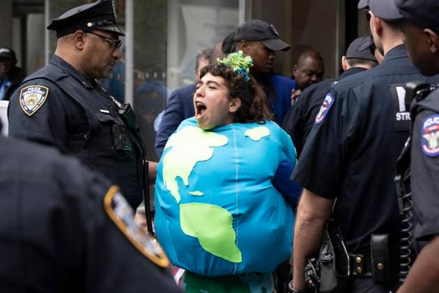 Bilder des Jahres 2024, News 09 September News Themen der Woche KW39 News Bilder des Tages September 23, 2024, New York, New York, USA: Climate activist HILA THE EARTH is arrested wearing a globe costume at a blockade of Citibank s corporate headquarters in Tribeca. Climate demonstrators led by Gulf South Black, brown and Indigenous environmental advocates request a meeting with Citi s leadership about the harm to their communities from fossil fuel expansion funded by Citibank. After their request is denied, protesters block the entrances to the building in a non-violent act of civil disobedience. Over 100 demonstrators rally on the plaza with a huge NYPD response. Over thirty people are arrested. New York USA - ZUMAr174 20240923_znp_r174_002 Copyright: xGinaxMxRandazzox