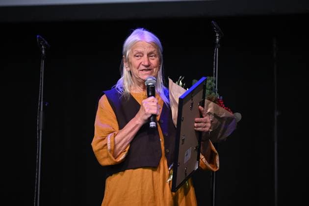 NORRKÖPING, SWEDEN 20240924 Freddie Wadling is elected to the Swedish music hall of fame Bella Wadling receives diploma and flowers NORRKÖPING SWEDEN x10070x  Copyright: xJessicaxGow TTx SWEDISH MUSIC HALL OF FAME lncHridDnfs
