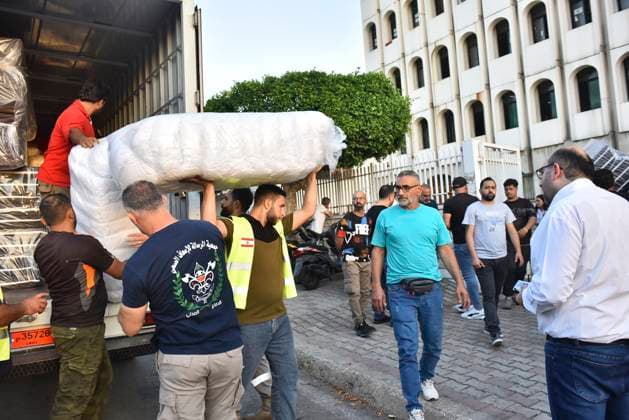 News Themen der Woche KW39 Lebanon Israel Conflict People who flee their villages in southern Lebanon are received at an art institute transformed into a shelter for persons displaced by conflict, in Beirut, Lebanon, on September 23, 2024. Israeli air strikes kill 274 people, including 21 children, in south Lebanon on September 23, the Lebanese health minister says, in the deadliest cross-border escalation since war erupts in Gaza on October 7. beirut Lebanon  Copyright: xFadelxItanix originalFilename: itani-notitle240923_npeng.jpg