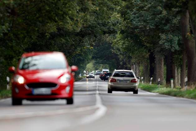 Autos fahren auf einer Landstraße bei Köln. Für die Berechnung der Pendlerpauschale gilt seit dem 01. Januar 2022 ein Betrag von 0,30 Euro pro Kilometer. Ab dem 21. Kilometer gilt ein Betrag von 0,38 Euro. (Themenbild, Symbolbild) Köln, 24.09.2024 NRW Deutschland *** Cars driving on a country road near Cologne Since 01 January 2022, an amount of 0.30 euros per kilometer has been used to calculate the commuter allowance From the 21st kilometer, an amount of 0.38 euros applies Themed image, symbolic image Cologne, 24 09 2024 NRW Germany Copyright: xChristophxHardtx