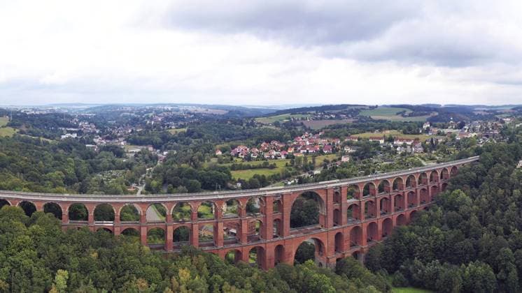 Luftbild der Göltzschtalbrücke, ein beeindruckendes Viadukt aus Ziegelsteinen, das sich majestätisch über das Tal der Göltzsch spannt. Die Brücke besteht aus mehreren Bögen und ist die größte Ziegelsteinbrücke der Welt. Mylau, Reichenbach, Netzschkau, Sachsen, Deutschland, Europa Aerial view of the Göltzsch Valley Bridge, an impressive brick viaduct that spans majestically over the Göltzsch valley. The bridge consists of several arches and is the largest brick bridge in the world. Mylau, Reichenbach, Netzschkau, Saxony, Germany, Europe Copyright: imageBROKER fotoping ibxwth11424450.jpg