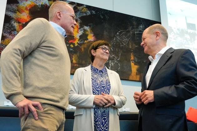 News Bilder des Tages SPD-Bundestagsfraktion, Auftaktbilder Fraktionssitzung SPD-Bundestagsfraktion, Matthias Miersch, Saskia Esken, Parteivorsitzende, Bundeskanzler Olaf Scholz Berlin Berlin GER *** SPD Bundestag parliamentary group, opening pictures of SPD parliamentary group meeting, Matthias Miersch, Saskia Esken, party chairwoman, Federal Chancellor Olaf Scholz Berlin Berlin GER