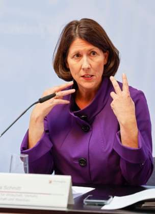 Daniela Schmitt, Ministerin für Wirtschaft, Verkehr, Landwirtschaft und Weinbau stellt das Paket der Landesregierung zum Bürokratieabbau bei einer Pressekonferenz in der Staatskanzlei Rheinland-Pfalz vor. 24.09.24 *** Daniela Schmitt, Minister for Economic Affairs, Transport, Agriculture and Viticulture, presents the state governments package to reduce bureaucracy at a press conference in the State Chancellery of Rhineland-Palatinate 24 09 24