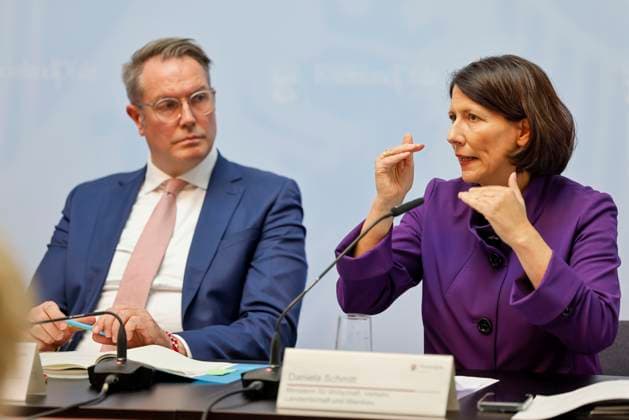 Ministerpräsident Alexander Schweitzer und Daniela Schmitt, Ministerin für Wirtschaft, Verkehr, Landwirtschaft und Weinbau stellt das Paket der Landesregierung zum Bürokratieabbau bei einer Pressekonferenz in der Staatskanzlei Rheinland-Pfalz vor. 24.09.24 *** Minister President Alexander Schweitzer and Daniela Schmitt, Minister for Economic Affairs, Transport, Agriculture and Viticulture, present the state governments package to reduce bureaucracy at a press conference in the State Chancellery of Rhineland-Palatinate 24 09 24