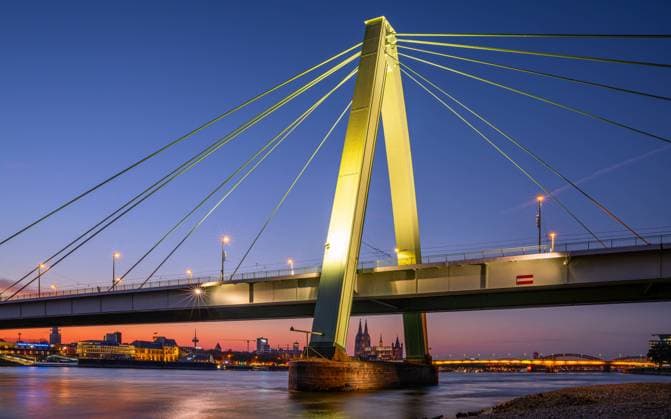 Creative Highlights World Köln, Deutschland - 18. September 2024: Severinsbrücke und Dom von Köln bei Sonnenuntergang am 18. September 2024 in Deutschland, Europa *** Cologne, Germany 18 September 2024 Severinsbrücke and Dom from Cologne at Sunset on 18 September 2024 in Germany, Europe 1100102899