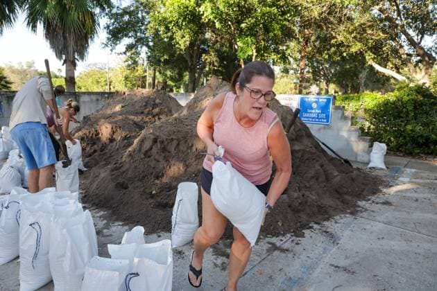 News Themen der Woche KW39 September 24, 2024, Tarpon Springs, Florida, USA: JULIE EICHNER, of Tarpon Springs, tackles a sandbag at the City of Tarpon Springs Splash Park Sandbag Site while preparing her home for potential flooding on Tuesday, in Tarpon Springs as officials mull school closures and evacuation orders as the system expected to become Hurricane Helene draws closer. Tarpon Springs USA - ZUMAs70_ 20240924_zan_s70_001 Copyright: xDouglasxR.xCliffordx
