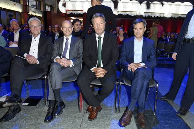 Presentation of the German Founder Award in the ZDF Capital Studio Andreas Haffner Board Member for Human Resources and Social Affairs at Porsche AG , Prof Dr Ulrich Reuter President of the DSGV DSGV de , Robert Habeck and Dr Norbert Himmler Director General of ZDF at the presentation of the German Founder Award in the ZDF Capital Studio in Berlin Copyright: xEventpressxTimmx