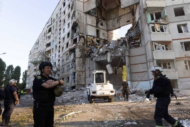 Bilder des Jahres 2024, News 09 September News Themen der Woche KW39 News Bilder des Tages 3 Killed As Russians Strike Apartment Block - Kharkiv Russia hit a high-rise apartment block and a bakery in Ukraine s northeastern city of Kharkiv with guided bombs on Tuesday September 24, 2024, killing at least three people and injuring 34, with others feared trapped under rubble, authorities said. Russian forces also launched a fresh attack further south on the city of Zaporizhzhia, the target of a series of strikes in recent days. Seven people were injured. Ukrainian President Volodymyr Zelenskiy, writing on X, said of the Kharkiv attacks: The targets of the Russian bombs were an apartment building, a bakery, a stadium. In other words, the everyday life of ordinary people. Photo by Yevhen Titov ABACAPRESS.COM Kharkiv Ukraine  Copyright: xTitovxYevhen ABACAx