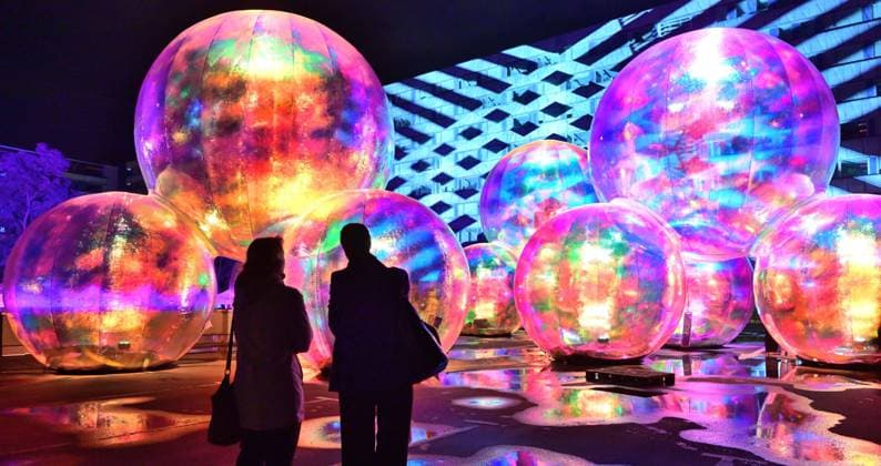 Zweite Auflage des Lichterfestivals Light Our Vision in Chemnitz Lichtkunstfestival Chemnitz – das Zweite ! Mit neuen Künstler:innen, starken Partnerschaften ,einem frischen Design und noch mehr kreativen Highlights und interaktiven Erlebnissen können unter dem Motto Licht.MACHT.PLATZ Chemnitzer und Gäste vom 25. bis 28.9.24 an insgesamt 14 Standorten mit beeindruckende Lichtkunstwerke erleben. Das Lichtkunstfestivverzeichnete heuer eine Rekordbeteiligung. Insgesamt 100 Einreichungen von 73 Künstler:innen und Kollektiven aus Ländern wie Australien, Italien, Spanien und Deutschland zeigen das wachsende internationale Interesse an Chemnitz am LOV. Im Vergleich zum Vorjahr haben sich die Einsendungen mehr als verdoppelt. Letztendlich w Chemnitz_Lichterfest-21-2409-24