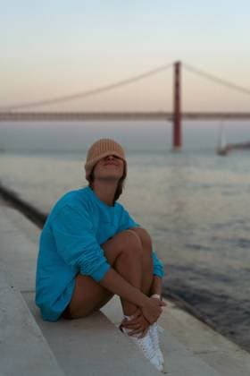 Creative Highlights Symbolfotos Woman at sunset in Lisbon. City view, bridge 25 April. Lisbon, Lisbon, Portugal CR_YUKI24092479-1546242-01 ,model released, Symbolfoto