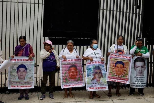 Mothers And Fathers Of The 43 Ayotzinapa Students March 10 Years After Their Disappearance Mothers and fathers of the 43 missing students from Ayotzinapa and their companions demonstrate outside the Senate of the Republic in Mexico City, Mexico, on September 24, 2024, to demand justice and punishment for those responsible for the disappearance of their companions almost 10 years after the events that occur in Iguala, Guerrero state. Mexico City Mexico City Mexico  Copyright: xGerardoxVieyrax originalFilename: vieyra-notitle240924_npCUf.jpg