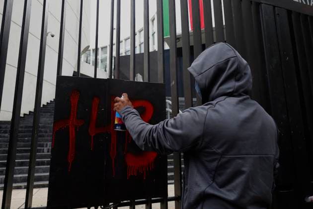Mothers And Fathers Of The 43 Ayotzinapa Students March 10 Years After Their Disappearance The 43 missing students of Ayotzinapa paint graffiti outside the Senate of the Republic in Mexico City, Mexico, on September 24, 2024, to demand justice and punishment for those responsible for the disappearance of their comrades almost 10 years after the events in Iguala, Guerrero. Mexico City Mexico City Mexico  Copyright: xGerardoxVieyrax originalFilename: vieyra-notitle240924_np8yd.jpg