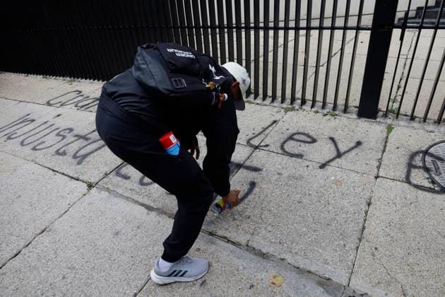 Mothers And Fathers Of The 43 Ayotzinapa Students March 10 Years After Their Disappearance The 43 missing students of Ayotzinapa paint graffiti outside the Senate of the Republic in Mexico City, Mexico, on September 24, 2024, to demand justice and punishment for those responsible for the disappearance of their comrades almost 10 years after the events in Iguala, Guerrero. Mexico City Mexico City Mexico  Copyright: xGerardoxVieyrax originalFilename: vieyra-notitle240924_npZCz.jpg
