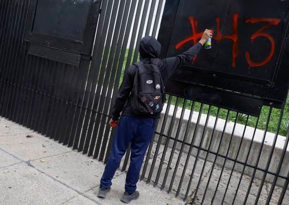 Mothers And Fathers Of The 43 Ayotzinapa Students March 10 Years After Their Disappearance The 43 missing students of Ayotzinapa paint graffiti outside the Senate of the Republic in Mexico City, Mexico, on September 24, 2024, to demand justice and punishment for those responsible for the disappearance of their comrades almost 10 years after the events in Iguala, Guerrero. Mexico City Mexico City Mexico  Copyright: xGerardoxVieyrax originalFilename: vieyra-notitle240924_npJbs.jpg
