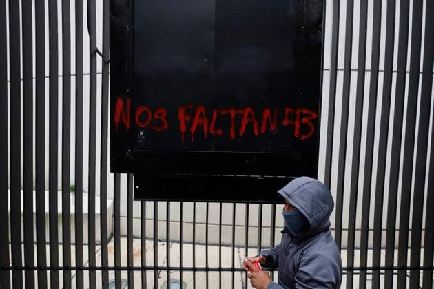 Mothers And Fathers Of The 43 Ayotzinapa Students March 10 Years After Their Disappearance The 43 missing students of Ayotzinapa paint graffiti outside the Senate of the Republic in Mexico City, Mexico, on September 24, 2024, to demand justice and punishment for those responsible for the disappearance of their comrades almost 10 years after the events in Iguala, Guerrero. Mexico City Mexico City Mexico  Copyright: xGerardoxVieyrax originalFilename: vieyra-notitle240924_npXDA.jpg