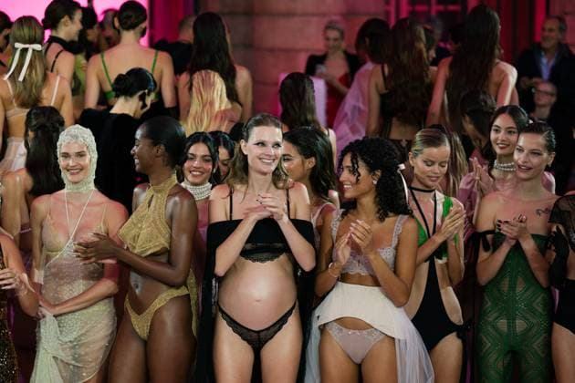 Entertainment Themen der Woche KW39 PFW - Constance Jablonski Models For Etam Pregnant Constance Jablonski walks on runway during the Etam Womenswear Spring Summer 2025 show as part of Paris Fashion Week in Paris, France on September 24, 2024. Photo by Laurent Zabulon ABACAPRESS.COM  Copyright: xZabulonxLaurent ABACAx