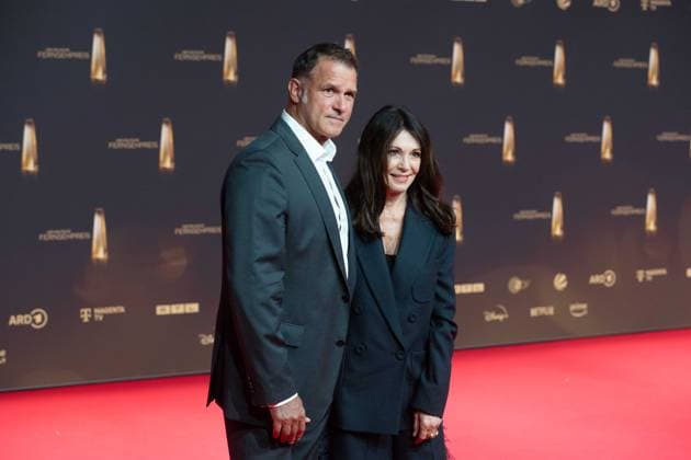 Iris BERBEN, Actress, with partner Heiko KIESOW, Red Carpet, Red Carpet Show, Arrival, German Television Award Ceremony, The German Television Award 2024, German Television Award 2024 at MMC Studios Cologne, on 25 09 2024