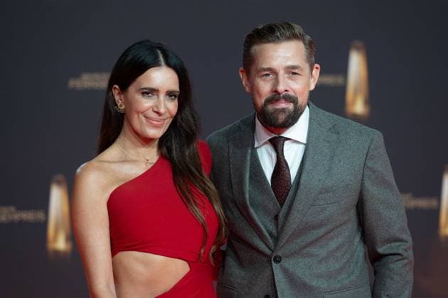 Klaas HEUFER UMLAUF, presenter, with partner Doris GOLPASHIN, red carpet, red carpet show, arrival, arrival, German Television Award ceremony, The German Television Award 2024, German Television Award 2024 at the MMC Studios Cologne, on 25 09 2024