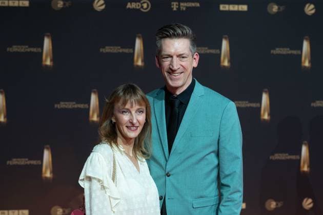 Steffen HALLASCHKA, presenter, with wife Anne Katrin Red Carpet, Red Carpet Show, arrival, award ceremony of the German Television Award, The German Television Award 2024, German Television Award 2024 at the MMC Studios Cologne, on 25 09 2024