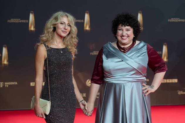 Meltem KAPTAN, right, actress, with her sister Derya, Red Carpet, Red Carpet Show, Arrival, German Television Award ceremony, The German Television Award 2024, German Television Award 2024 at MMC Studios Cologne, on 25 09 2024