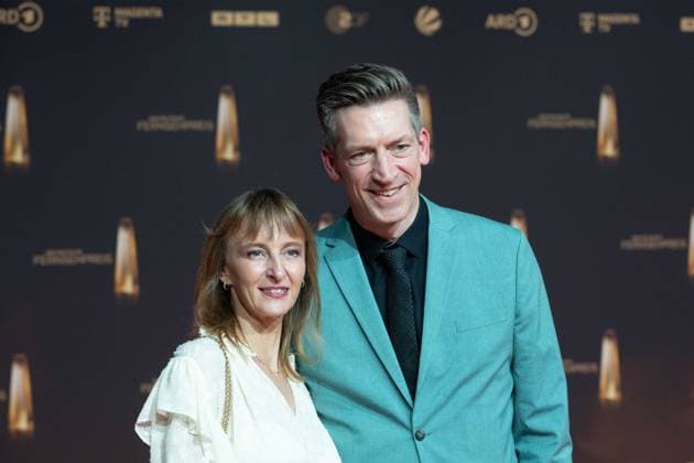 Steffen HALLASCHKA, presenter, with wife Anne Katrin Red Carpet, Red Carpet Show, arrival, award ceremony of the German Television Award, The German Television Award 2024, German Television Award 2024 at the MMC Studios Cologne, on 25 09 2024