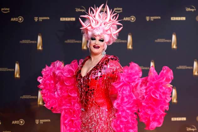Drag queen Olivia Jones shows off her trained body on the red carpet at the German Television Award 2024 at the MMC Studios in Ossendorf Cologne, 25 09 2024 NRW Germany Copyright: xChristophxHardtx