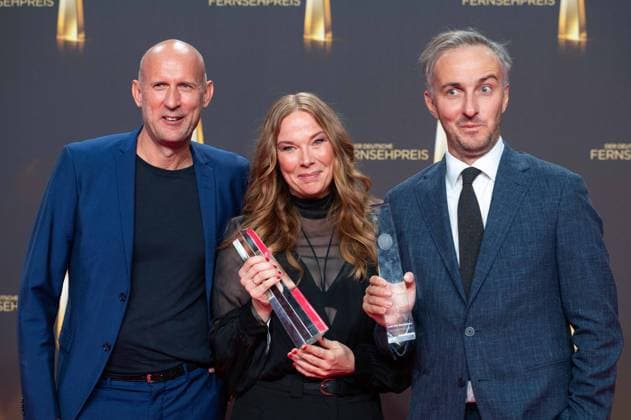 Jan BOEHMERMANN, Böhmermann, right, presenter, and team, award winner best entertainment show, presentation of the German Television Award, The German Television Award 2024, German Television Award 2024 at the MMC Studios Cologne, on 25 09 2024