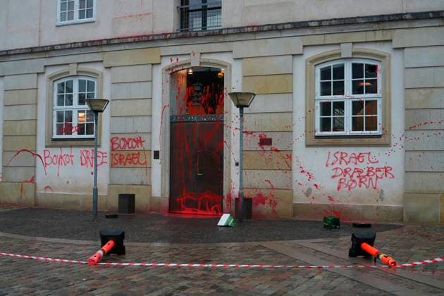 News Themen der Woche KW39 News Bilder des Tages Red paint thrown at the Ministry of Foreign Affairs building Eigtveds Pakhus in Copenhagen , Denmark, Thursday September 26, 2024. , Copenhagen Denmark *** Red paint thrown at the Ministry of Foreign Affairs building Eigtveds Pakhus in Copenhagen , Denmark, Thursday September 26, 2024 , Copenhagen Denmark  Copyright: EmilxHelmsx spdk20240926-101423-L