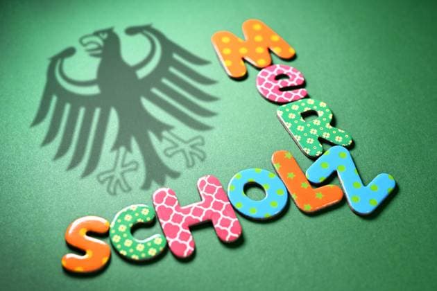 FOTOMONTAGE, Buchstaben bilden die Namen Scholz und Merz, Symbolfoto Bundestagswahl 2025 *** PHOTOMONTAGE, letters form the names Scholz and Merz, symbol photo Bundestag election 2025 ** NUR FUER REDAKTIONELLE ZWECKE ** EDITORIAL USE ONLY **