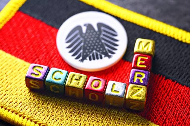 BuchstabenwÃ¼rfel bilden die Namen Scholz und Merz, Symbolfoto Bundestagswahl 2025 *** Letter cubes form the names Scholz and Merz, symbolic photo Bundestag election 2025 ** NUR FUER REDAKTIONELLE ZWECKE ** EDITORIAL USE ONLY **