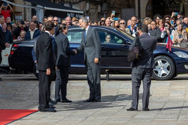 The King presides over the award ceremony of the I Premio de Hispanismo Internacional Duques de Soria The president of the Junta de Castilla y León, Alfonso Fernández Manueco i , greets King Felipe VI c , upon his arrival at the award ceremony of the I Premio de Hispanismo Internacional Duques de Soria , at the Teatro de la Audiencia, on September 26, 2024, in Soria, Castilla y León Spain The award went to the project New spaces of Spanish in Europe by Professor Johannes Kabatek, which aims at studying the social reality of the Spanish language in Europe, through the creation of a research network which includes 78 researchers from 51 European universities and institutions 26 SEPTEMBER 2024 SORIA REY PREMIO HISPANISMO Soria Castilla y LÃ o Copyright: xConchaxOrtegaxOrozx 6237367