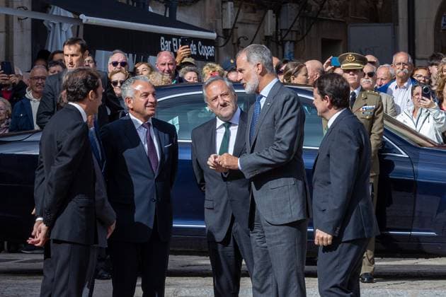 The King presides over the award ceremony of the I Premio de Hispanismo Internacional Duques de Soria I D The delegate of the Government in Castilla y León, Nicanor Sen the president of the Cortes de Castilla y León, Carlos Pollán King Felipe VI and the president of the Junta de Castilla y León, Alfonso Fernández Manueco, on their arrival at the award ceremony of the I Premio de Hispanismo Internacional Duques de Soria, in the Teatro de la Audiencia, on September 26, 2024, in Soria, Castilla y León Spain The award went to the project New spaces of Spanish in Europe by Professor Johannes Kabatek, which aims at studying the social reality of the Spanish language in Europe, through the creation of a research network which includes 78 research Copyright: xConchaxOrtegaxOrozx 6237372