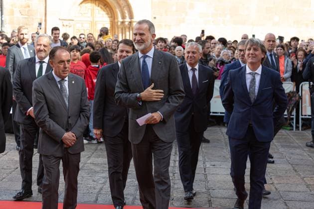 The King presides over the award ceremony of the I Premio de Hispanismo Internacional Duques de Soria I D The President of the Provincial Council of Soria, Benito Serrano, King Felipe VI and the Mayor of Soria, Carlos Martínez, arrive at the award ceremony of the I Premio de Hispanismo Internacional Duques de Soria, at the Teatro de la Audiencia, on September 26, 2024, in Soria, Castilla y León Spain The award has been granted to the project Nuevos espacios del espanol en Europa by Professor Johannes Kabatek, which aims at studying the social reality of the Spanish language in Europe, through the creation of a research network which includes 78 researchers from 51 European universities and institutions 26 SEPTEMBER 2024 SORIA REY PREMIO HI Copyright: xConchaxOrtegaxOrozx 6237379