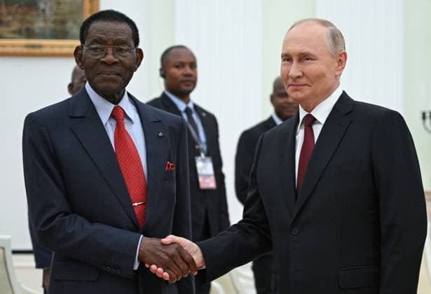 News Themen der Woche KW39 News Bilder des Tages Russia Equatorial Guinea 8773062 26.09.2024 Russian President Vladimir Putin and President of Equatorial Guinea Teodoro Obiang Nguema Mbasogo shake hands before a meeting at the Kremlin in Moscow, Russia. Ramil Sitdikov Sputnik Moscow Russia  Copyright: xRamilxSitdikovx