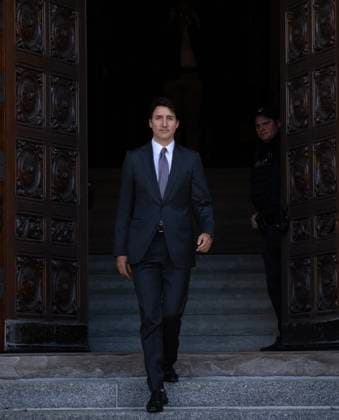 September 26, 2024, Ottawa, On, Canada: Prime Minister Justin Trudeau steps out of West block for the arrival of French President Emmanuel Macron on Parliament Hill, Thursday, September 26, 2024 in Ottawa. Ottawa Canada  - ZUMAc35_ 20240926_zaf_c35_026 Copyright: xAdrianxWyldx