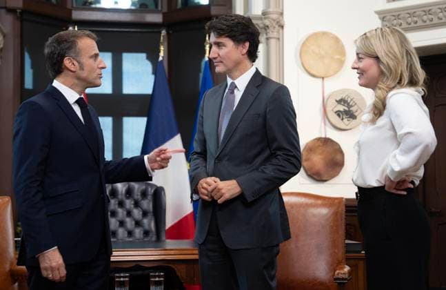 September 26, 2024, Ottawa, On, Canada: Prime Minister Justin Trudeau, centre, and Minister of Foreign Affairs Melanie Joly, right, speak with French President Emmanuel Macron before a meeting on Parliament Hill, Thursday, September 26, 2024 in Ottawa. Ottawa Canada  - ZUMAc35_ 20240926_zaf_c35_019 Copyright: xAdrianxWyldx