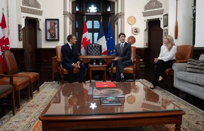 September 26, 2024, Ottawa, On, Canada: Prime Minister Justin Trudeau, centre, and Minister of Foreign Affairs Melanie Joly, right, speak with French President Emmanuel Macron before a meeting on Parliament Hill, Thursday, September 26, 2024 in Ottawa. Ottawa Canada  - ZUMAc35_ 20240926_zaf_c35_020 Copyright: xAdrianxWyldx