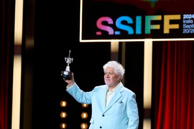 San Sebastian Film Festival - Pedro Almodovar Awarded Pedro Almodovar receives the Donosti Award during 72nd San Sebastian International Film Festival at Kursaal Palace on September 26, 2024 in Donostia San Sebastian, Spain Photo by ABACAPRESS.COM San Sebastian Euskadi Spain  Copyright: xABACAx