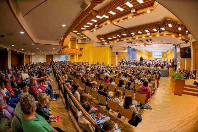 26 09 2024, International Classical Music Festival Festival of Nations 2024, at the Kurhaus Bad Wörishofen in Unterallgäu, children play for children, event for school classes, by the festival orchestra under the direction of Christoph Adt 26 09 2024, Classical Music Festival Bad Wörishofen 26 09 2024, Classical Music Festival Bad Wörishofen